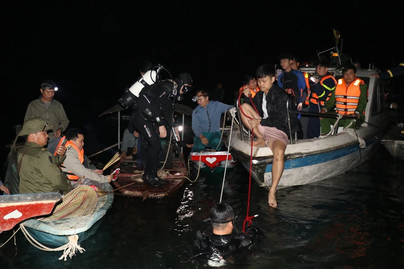 Tối 21/2/2026, thông tin từ Công an xã Bảo Ái, tỉnh Lào Cai cho biết, vào hồi 19 giờ 15 phút, ngày 21/2, trên hồ Thác Bà thuộc địa phận thôn Làng Cạn, xã Bảo Ái, tỉnh Lào Cai xảy vụ tai nạn giao thông đường thủy khiến 6 người mất tích. (Ảnh: Đinh Thùy/TTXVN)