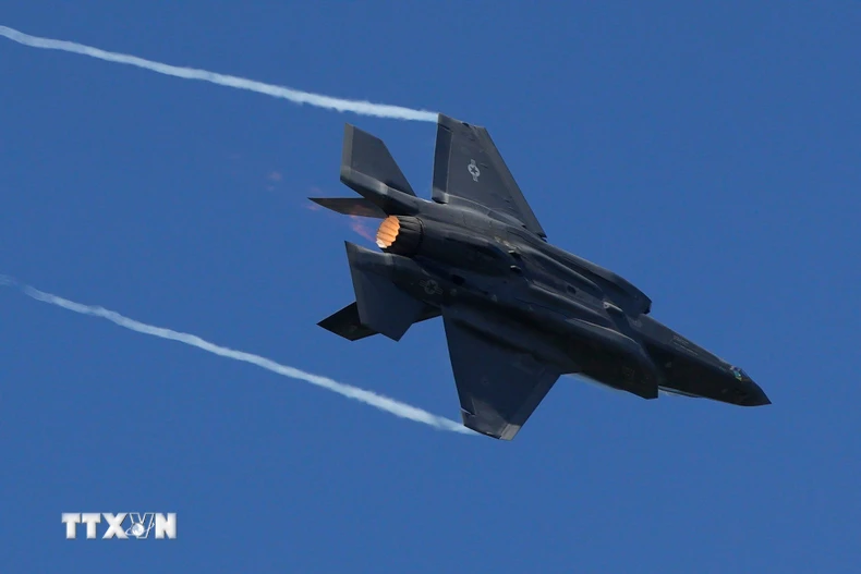 Máy bay F-35 Lightning II của Không lực Mỹ trình diễn tại Triển lãm hàng không quốc tế Abbotsford ở British Columbia, Canada. (Ảnh: THX/TTXVN)