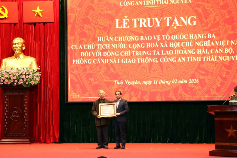 Bí thư Tỉnh ủy Thái Nguyên Trịnh Xuân Trường trao Huân chương Bảo vệ Tổ quốc hạng Ba của Chủ tịch nước tặng cho thân nhân Trung tá Lao Hoàng Hải. (Ảnh: Thu Hằng/TTXVN)