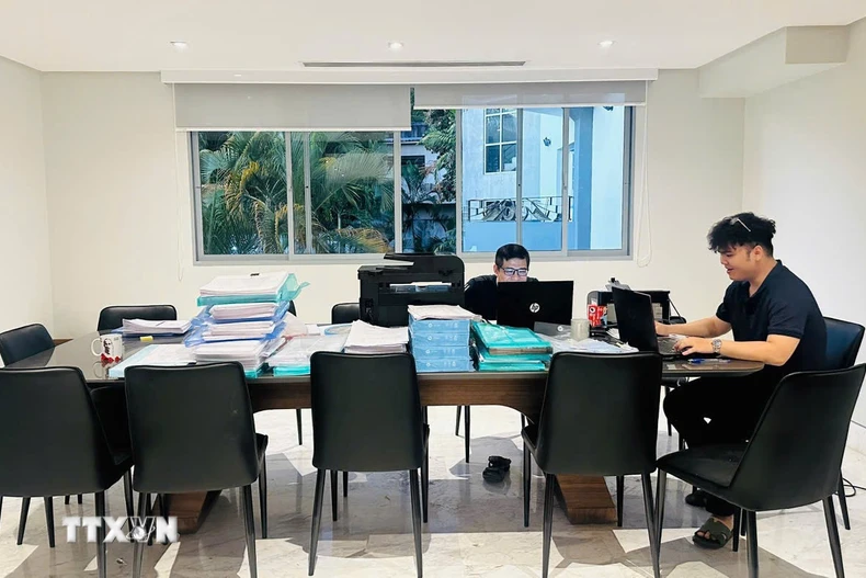 Hai kỹ sư trong phòng làm việc tại Đại sứ quán. (Ảnh: Phi Hùng/TTXVN)