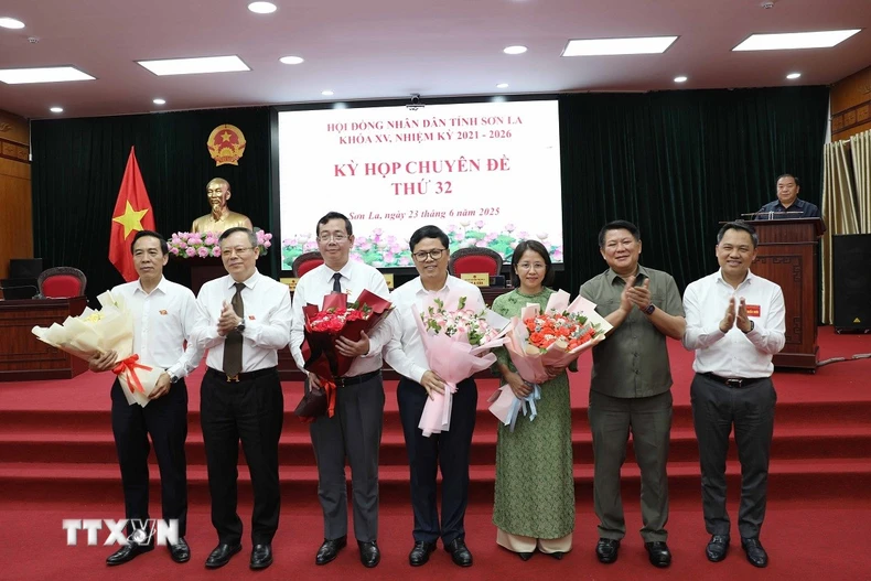 Lãnh đạo tỉnh Sơn La tặng hoa chúc mừng các tân Ủy viên UBND tỉnh và Trưởng Ban Kinh tế - Ngân sách của HĐND tỉnh. (Ảnh: Nguyễn Cường/TTXVN)