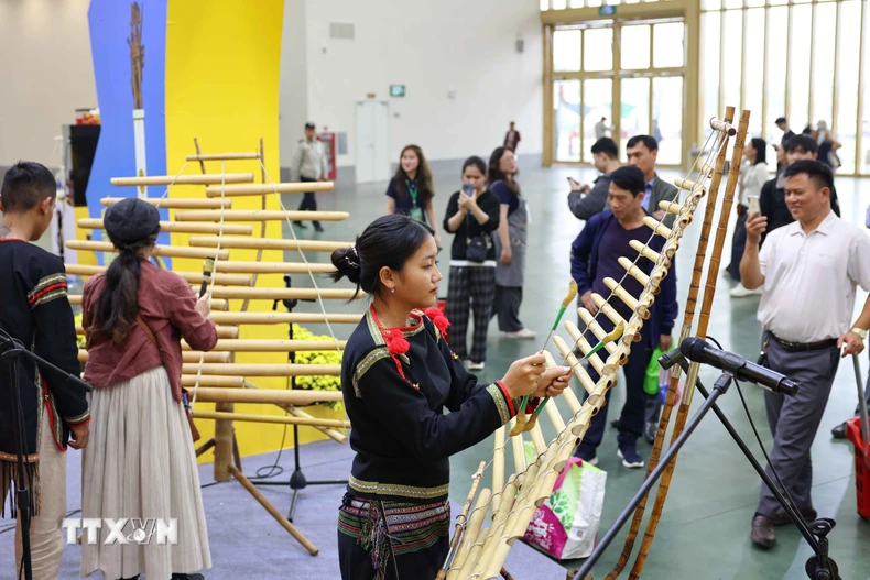 Người dân và du khách cùng hòa mình vào âm thanh các nhạc cụ truyền thống của đồng bào Tây Nguyên. (Ảnh: Thanh Tùng/TTXVN)