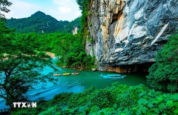 Cảnh vật bên ngoài cửa động Phong Nha (Vườn Quốc gia Phong Nha – Kẻ Bàng) đẹp như một bức tranh. (Ảnh: TTXVN phát)