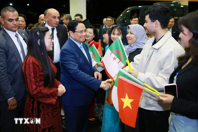 Thủ tướng Phạm Minh Chính và Phu nhân với đại diện cộng đồng người Việt Nam tại Algeria. (Ảnh: Dương Giang/TTXVN)