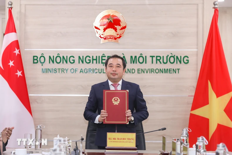 Quyền Bộ trưởng Bộ Nông nghiệp và Môi trường Trần Đức Thắng thay mặt Chính phủ Việt Nam ký kết Thỏa thuận thực hiện theo Điều 6 của Thỏa thuận Paris về biến đổi khí hậu theo hình thức trực tuyến. (Ảnh: Phan Phương/TTXVN)