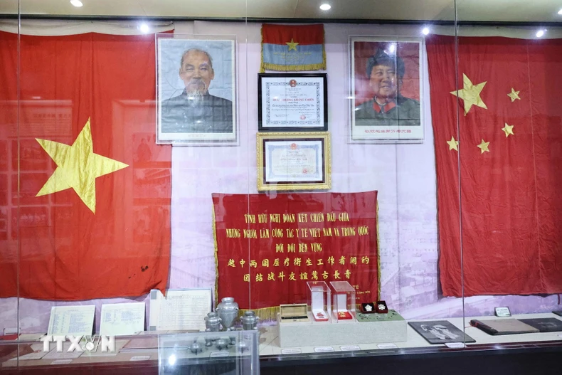 Các hiện vật liên quan đến Bác Hồ được trưng bày tại Phòng truyền thống Bệnh viện Nam Khê Sơn tại Quế Lâm, Quảng Tây. (Ảnh: Quang Hưng/TTXVN)