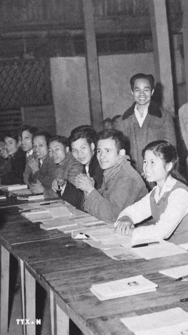 Chủ tịch Hồ Chí Minh thăm lớp học bổ túc văn hóa và kỹ thuật buổi tối của công nhân Nhà máy ôtô 1/5, lá cờ đầu của phong trào bổ túc văn hóa ngành công nghiệp Hà Nội (19/12/1963). (Ảnh: Tư liệu TTXVN)