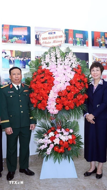 Ban Lãnh đạo TTXVN chúc mừng Chỉ huy Sư đoàn Bộ binh 304 nhân kỷ niệm 81 năm Ngày thành lập Quân đội nhân dân Việt Nam (22/12/1944-22/12/2025), 36 năm Ngày hội Quốc phòng toàn dân (22/12/1989-22/12/2025) và kỷ niệm 65 năm kết nghĩa giữa hai đơn vị (14/4/1960-2025). (Ảnh: Tuấn Anh/ TTXVN)