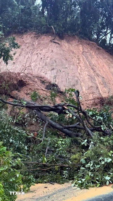 Khánh Hòa: Đèo Ngoạn Mục sạt lở thêm 4 điểm mới rất nguy hiểm