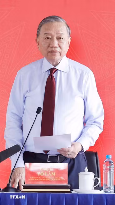 Tổng Bí thư, Chủ tịch nước Tô Lâm tặng quà cho công nhân. (Ảnh: Thống Nhất/TTXVN)