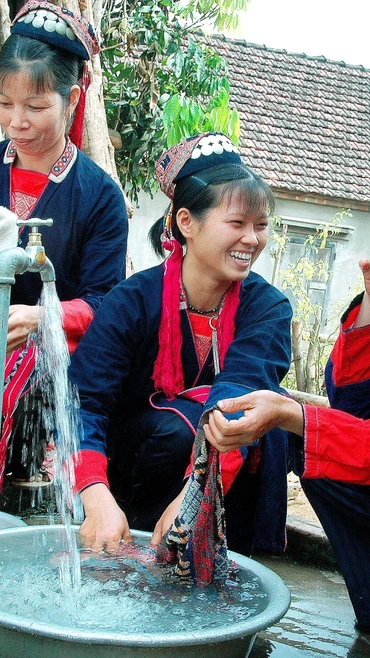 Đồng bào dân tộc thiểu số được dùng nước sạch. (Ảnh: Việt Hùng/TTXVN)