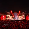 Tại concert "Tổ quốc trong tim," 5 vạn khán giả đã hòa giọng cùng Tùng Dương trong ca khúc "Viết tiếp câu chuyện hòa bình." (Ảnh: Minh Sơn/Vietnam+)