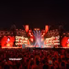Tại concert "Tổ quốc trong tim," 5 vạn khán giả đã hòa giọng cùng Tùng Dương trong ca khúc "Viết tiếp câu chuyện hòa bình." (Ảnh: Minh Sơn/Vietnam+)