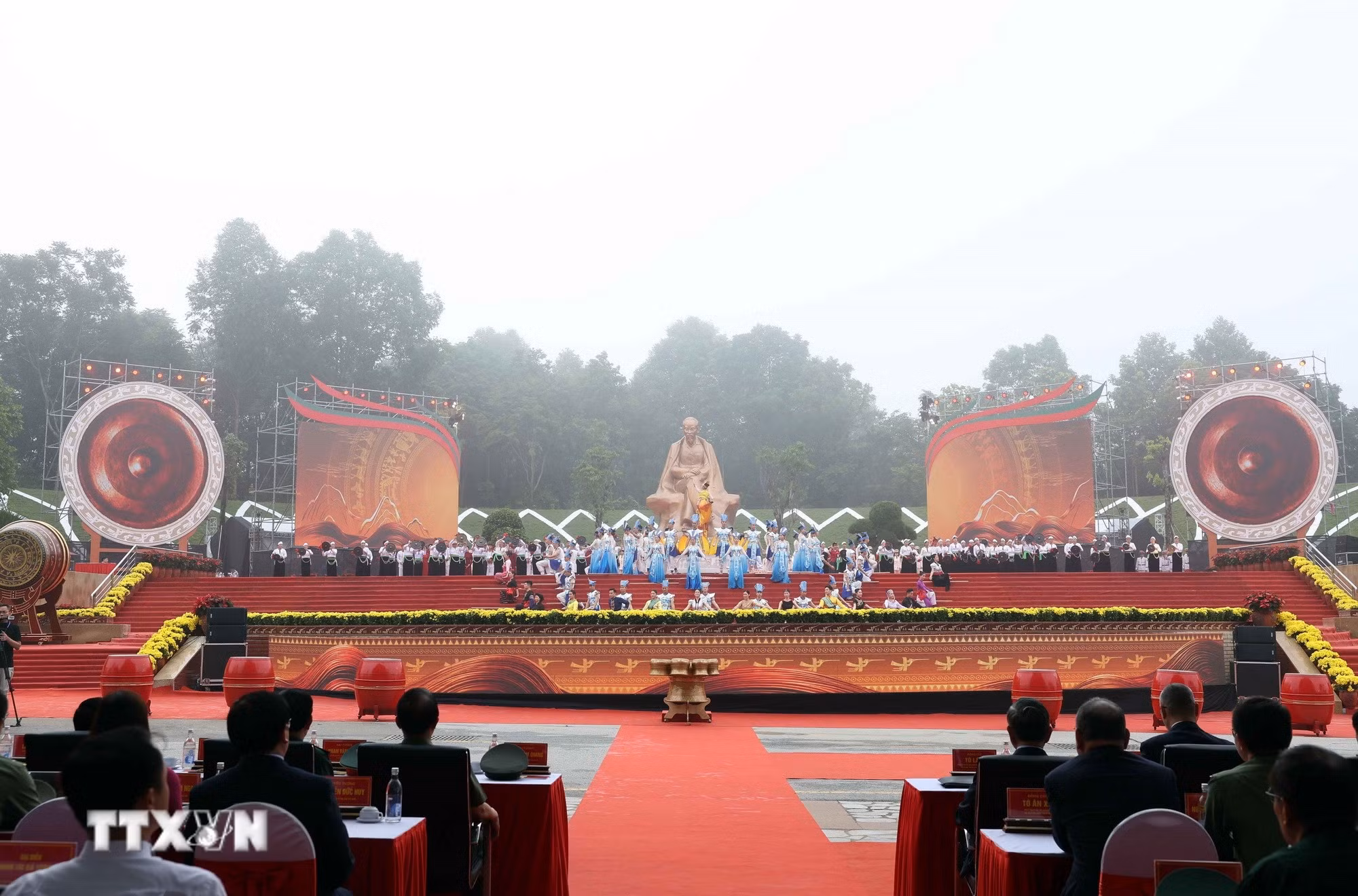 ttxvn-1909-tong-bi-thu-chu-tich-nuoc-khanh-thanh-tuong-dai-bac-ho-voi-non-song-13.jpg