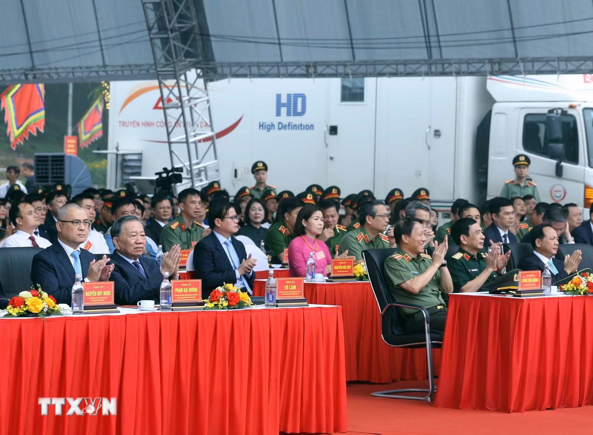 ttxvn-1909-tong-bi-thu-chu-tich-nuoc-khanh-thanh-tuong-dai-bac-ho-voi-non-song-12.jpg