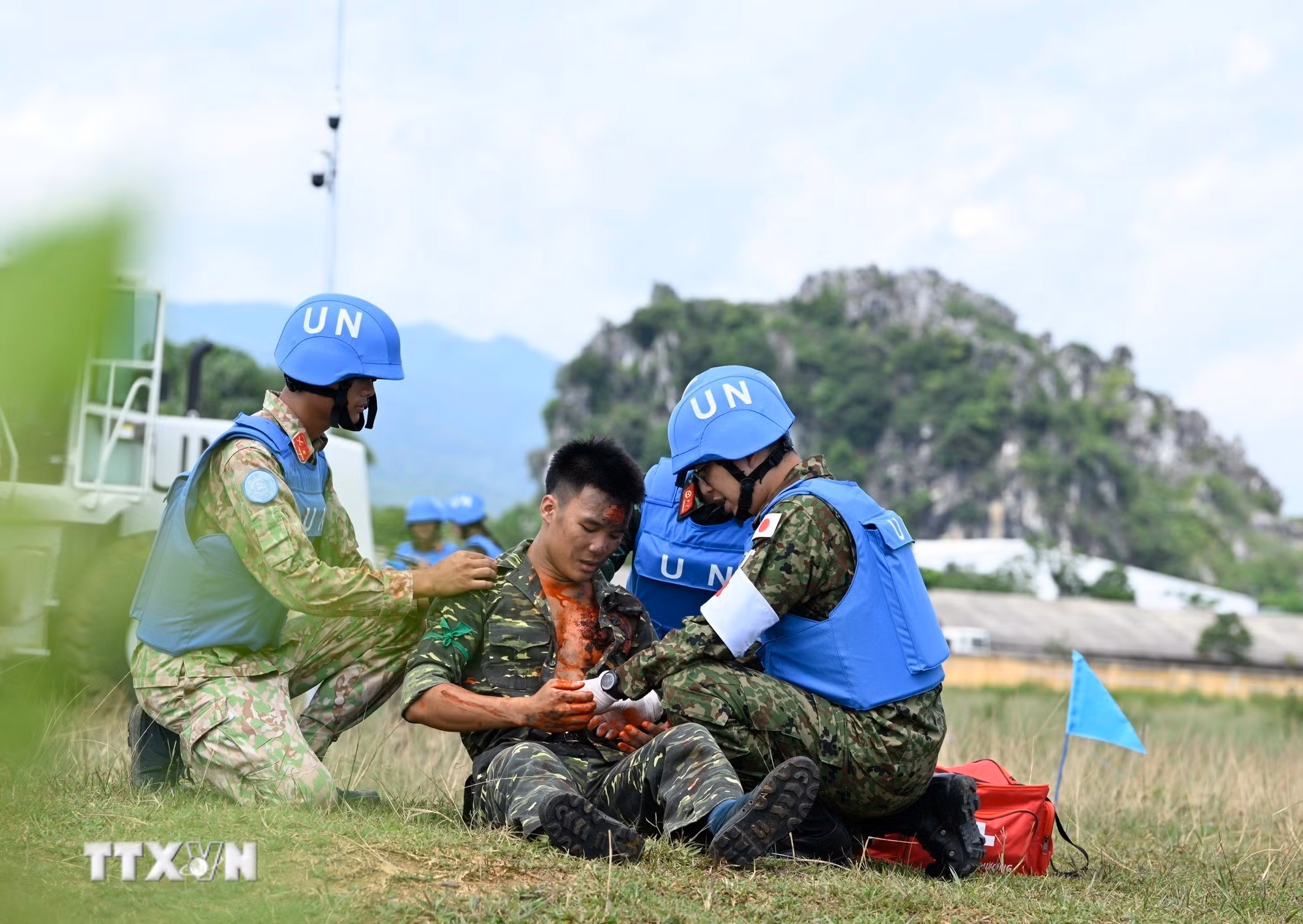ttxvn-1809-gin-giu-hoa-binh-9.jpg