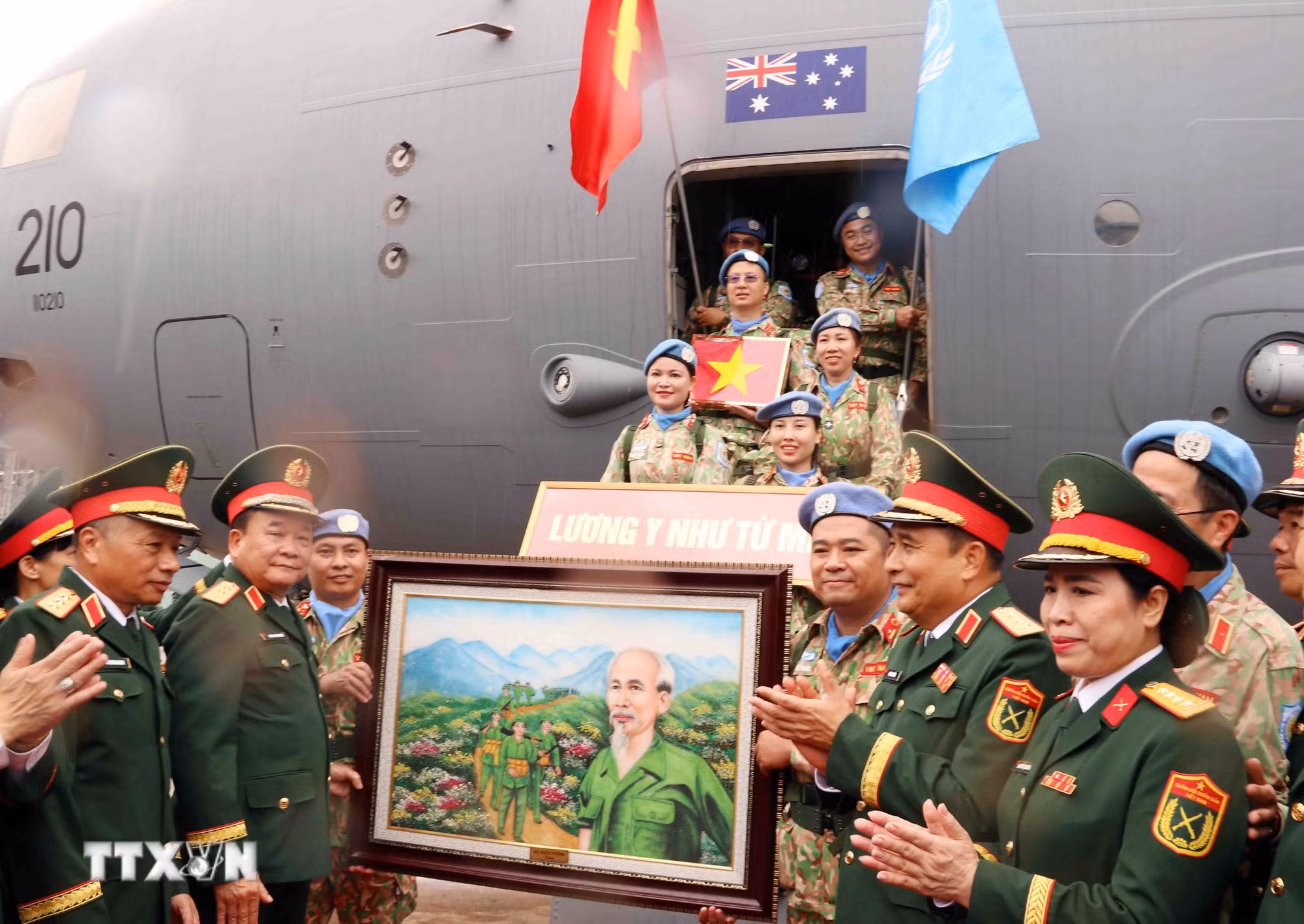 ttxvn-1809-gin-giu-hoa-binh-3.jpg