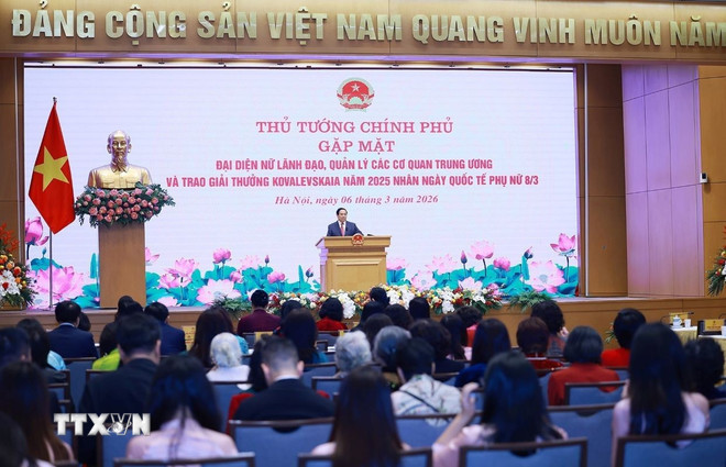 ttxvn-thu-tuong-gap-mat-dai-dien-nu-lanh-dao-va-trao-giai-thuong-kovalevskaia-nam-2025-0603-2.jpg
