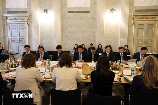 ttxvn-pho-thu-tuong-nguyen-chi-dung-lam-viec-voi-ngan-hang-intesa-sanpaolo-cua-italy-21-2.jpg