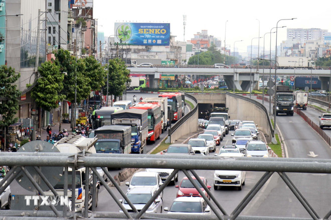 ttxvn-ben-xe-nha-ga-tp-ho-chi-minh-dong-nghet-hanh-khach-trong-ngay-lam-viec-cuoi-nam-1302-7.jpg