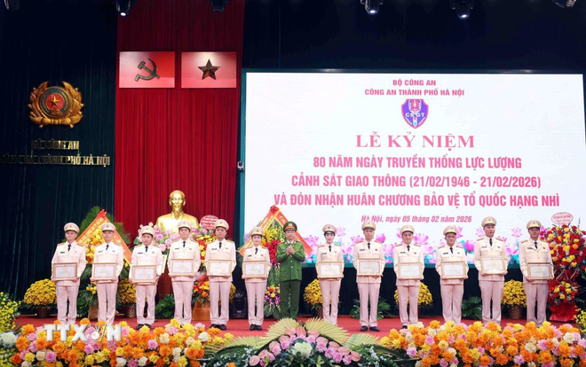 ttxvn-phong-canh-sat-giao-thong-ha-noi-don-nhan-huan-chuong-bao-ve-to-quoc-hang-nhi-05-1.jpg