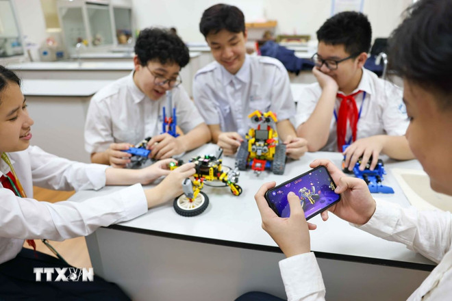 ttxvn-hoc-sinh-ha-noi-che-tao-robot-thong-minh-day-hoc-lap-trinh-7959431.jpg