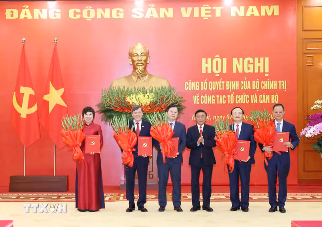 Đồng chí Trần Cẩm Tú, Ủy viên Bộ Chính trị, Thường trực Ban Bí thư trao các Quyết định cho đại diện lãnh đạo 5 cơ quan, gồm: Đài Truyền hình Việt Nam, Đài Tiếng nói Việt Nam, Thông tấn xã Việt Nam, Viện Hàn lâm Khoa học xã hội Việt Nam, Viện Hàn lâm Khoa học và Công nghệ Việt Nam. (Ảnh: Phương Hoa/TTXVN) ttxvn-hoi-nghi-cong-bo-quyet-dinh-cua-bo-chinh-tri-ve-cong-tac-to-chuc-va-can-bo-01-1.jpg