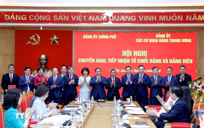 Thường trực Ban Bí thư Trần Cẩm Tú, Thủ tướng Phạm Minh Chính, đại diện Đảng ủy Chính phủ, Đảng ủy các cơ quan Đảng Trung ương và các đảng bộ chuyển giao, tiếp nhận chụp ảnh chung. (Ảnh: Phương Hoa/TTXVN) ttxvn-hoi-nghi-chuyen-giao-tiep-nhan-to-chuc-dang-va-dang-vien-giua-dang-uy-chinh-phu-va-dang-uy-cac-co-quan-dang-trung-uong-01-3.jpg