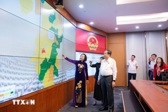 ttxvn-chu-tich-quoc-hoi-tran-thanh-man-kiem-tra-cong-tac-bau-cu-tai-ha-noi-1.jpg