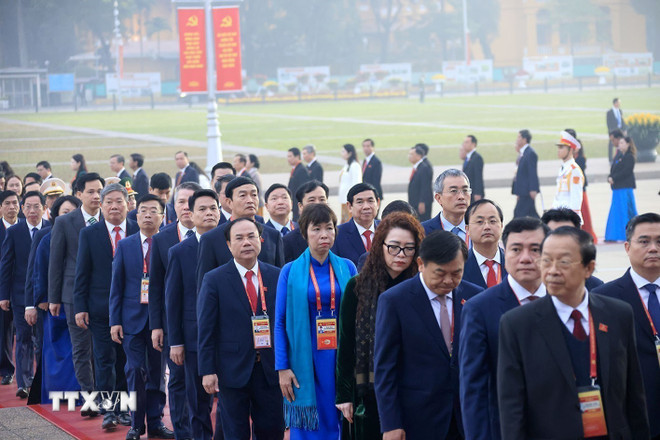 ttxvn-dai-bieu-du-dai-hoi-xiv-cua-dang-vao-lang-vieng-chu-tich-ho-chi-minh-19-9.jpg