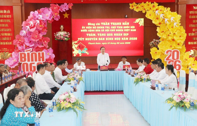 ttxvn-chu-tich-quoc-hoi-tran-thanh-man-tham-chuc-tet-va-tang-qua-cho-cac-gia-dinh-chinh-sach-ho-ngheo-o-thanh-pho-can-tho-1302-2.jpg