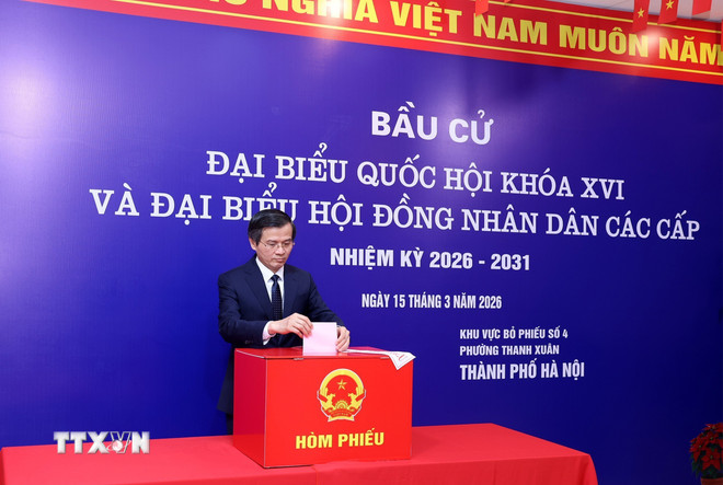 ttxvn-giam-doc-hoc-vien-chinh-tri-quoc-gia-ho-chi-minh-bo-phieu-tai-phuong-thanh-xuan-ha-noi-8641680.jpg