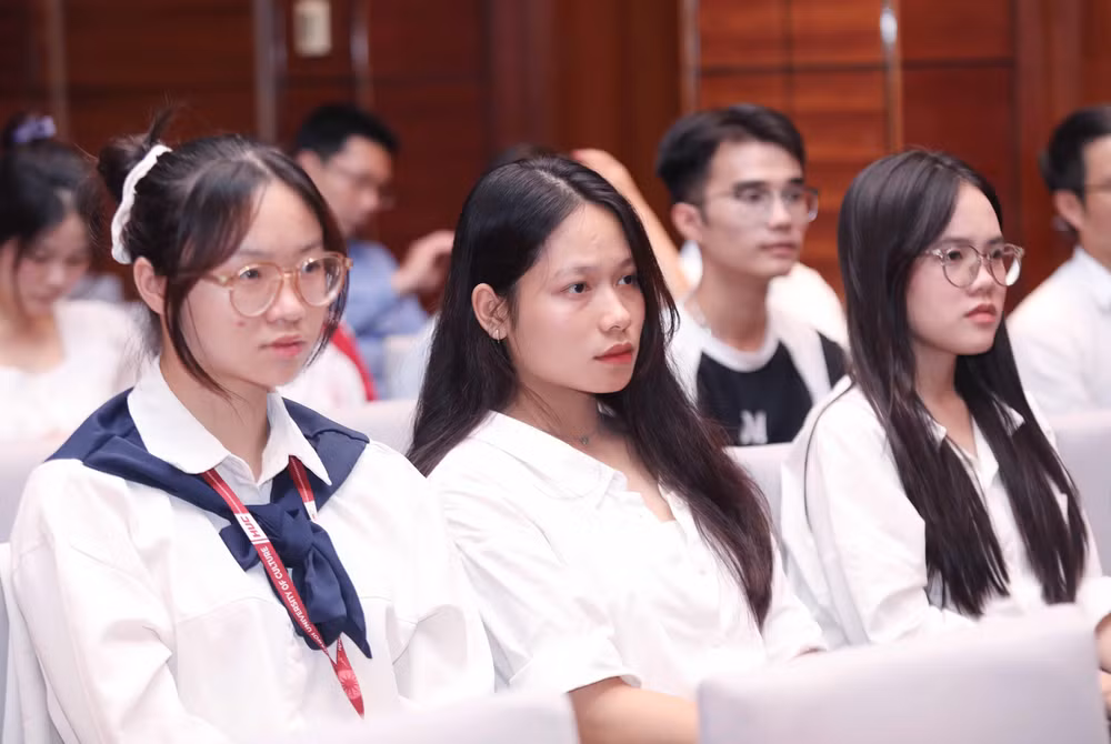 vna-potal-cac-phien-hop-tai-dien-dan-bao-chi-toan-quoc-2025-ngay-206-8103568.jpg