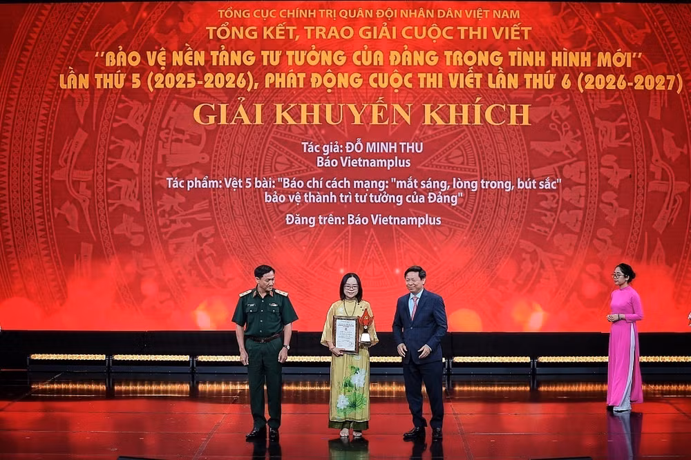 vna-potal-trao-giai-cuoc-thi-viet-bao-ve-nen-tang-tu-tuong-cua-dang-trong-tinh-hinh-moi-lan-thu-5-8772118.jpg