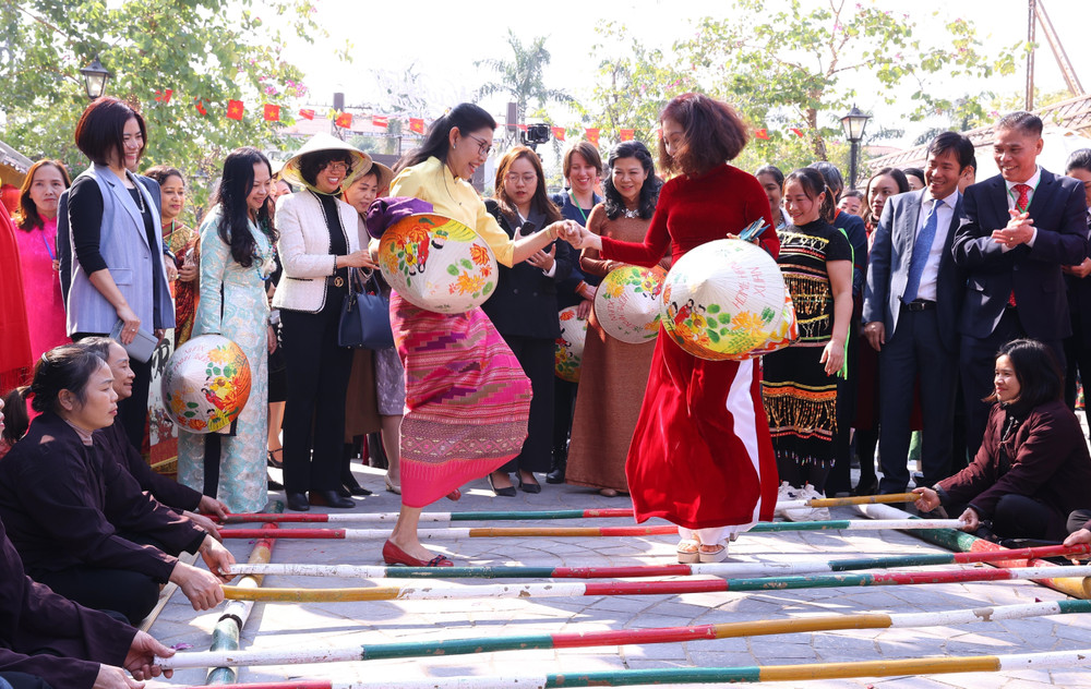 Phu nhân Chủ tịch nước tham dự chương trình giao lưu văn hóa tại Việt Nam