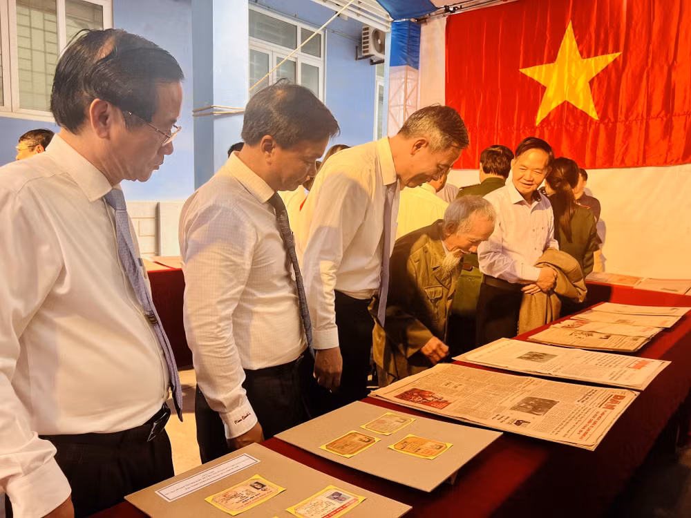 vna-potal-trung-bay-bao-chi-cach-mang-viet-nam-mot-the-ky-xung-tran-va-tu-hao-bao-chi-quang-tri-7961691.jpg
