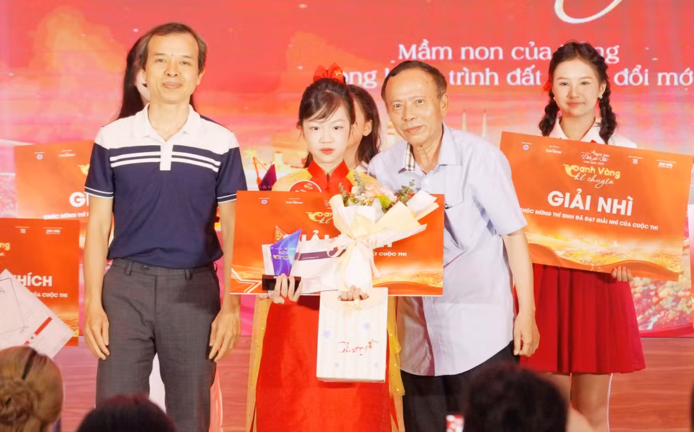nha-van-nha-bao-hoang-du-va-dao-dien-thanh-tung-trao-giai-quan-quan-cho-hoang-ngoc-bao-anh.jpg