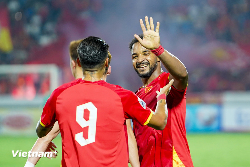 Xuân Son ghi bàn từ đường kiến tạo của Hoàng Hên (số 9) ở trận thắng 3-1 của đội tuyển Việt Nam trước Malaysia. (Ảnh: Việt Anh/Vietnam+)