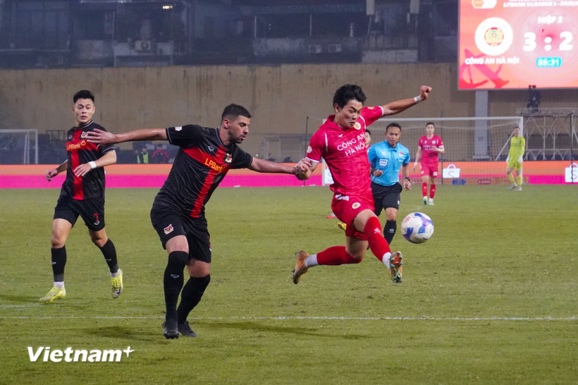 Ninh Bình FC (áo đen) có cơ hội 'phục thù' trận thua 2-3 trước Công an Hà Nội ở vòng 16 V-League. (Ảnh: Việt Anh/Vietnam+)