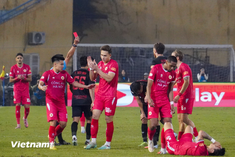 Công an Hà Nội (áo đỏ) giành chiến thắng ở trận 'siêu kinh điển' trước Ninh Bình FC. (Ảnh: Việt Anh/Vietnam+)