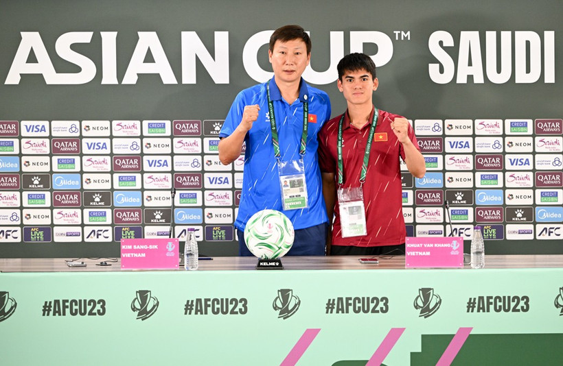 Huấn luyện viên Kim Sang-sik (áo xanh) và đội trưởng Khuất Văn Khang dự họp báo trước tứ kết U23 châu Á 2026. (Ảnh: VFF)