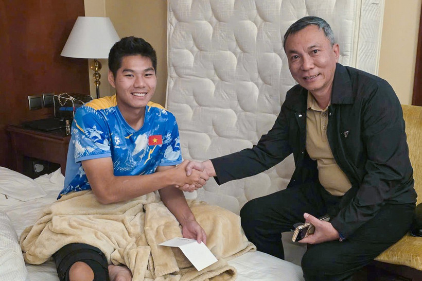 Chủ tịch Liên đoàn Bóng đá Việt Nam Trần Quốc Tuấn đến thăm và động viên trung vệ Nguyễn Hiểu Minh. (Ảnh: VFF)