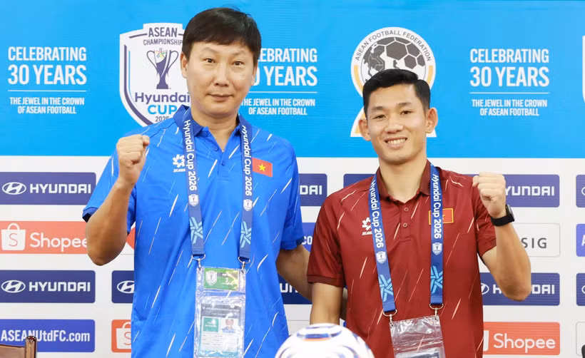 Huấn luyện viên Kim Sang-sik (áo xanh) đặt quyết tâm cùng tuyển Việt Nam thắng trận đầu tiên trên sân Mỹ Đình tại ASEAN Cup 2026. (Ảnh: VFF)