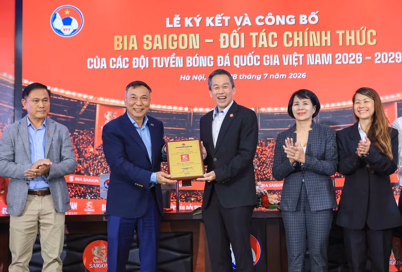 Ông Trần Quốc Tuấn, Chủ tịch Liên đoàn Bóng đá Việt Nam (VFF), trao Bảng danh vị tài trợ cho Tổng giám đốc Lester Tan Teck Chuan, đại diện SABECO. (Ảnh: VFF)