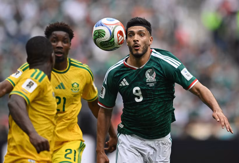 Tiền đạo Raul Jimenez (áo xanh) ghi bàn ấn định chiến thắng 2-0 cho đội tuyển Mexico trước đối thủ Nam Phi. (Ảnh: TTXVN)