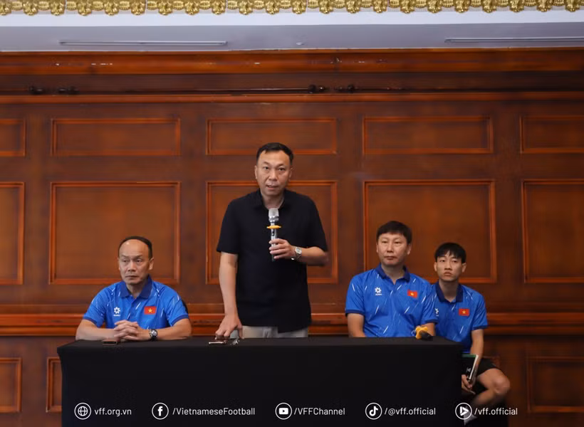 Chủ tịch Liên đoàn Bóng đá Việt Nam (VFF) Trần Quốc Tuấn (áo đen) gặp gỡ, động viên tinh thần các thành viên của đội tuyển Việt Nam. (Ảnh: VFF)