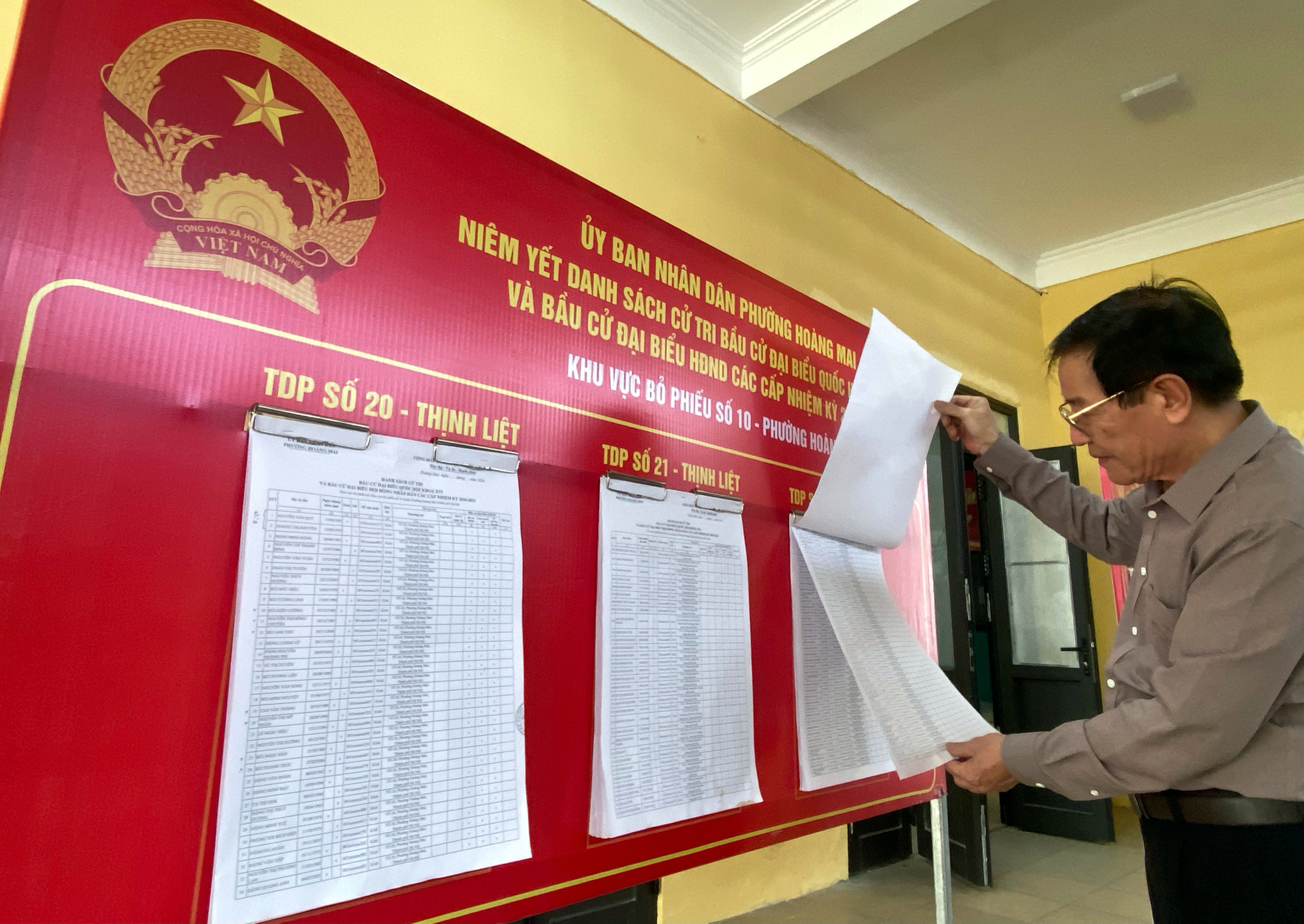 Công tác chuẩn bị cho ngày bầu cử đại biểu Quốc hội khóa XVI và đại biểu Hội đồng Nhân dân các cấp nhiệm kỳ 2026-2031 của phường Hoàng Mai, thành phố Hà Nội đã diễn ra khẩn trương và chu đáo. Trong ảnh, ông Phạm Ngọc Quế, Tổ trưởng Tổ dân phố 21 (phường Hoàng Mai) đang kiểm tra lại danh sách niêm yết cử tri tại Khu vực bỏ phiếu số 10. (Ảnh: PV/Vietnam+)