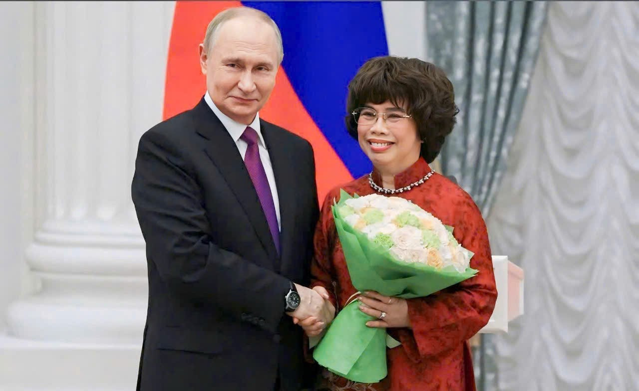 Tổng thống Liên bang Nga Vladimir Putin trực tiếp trao tặng Huân chương Hữu nghị cho Anh hùng Lao động Thái Hương. (Ảnh: PV/Vietnam+)