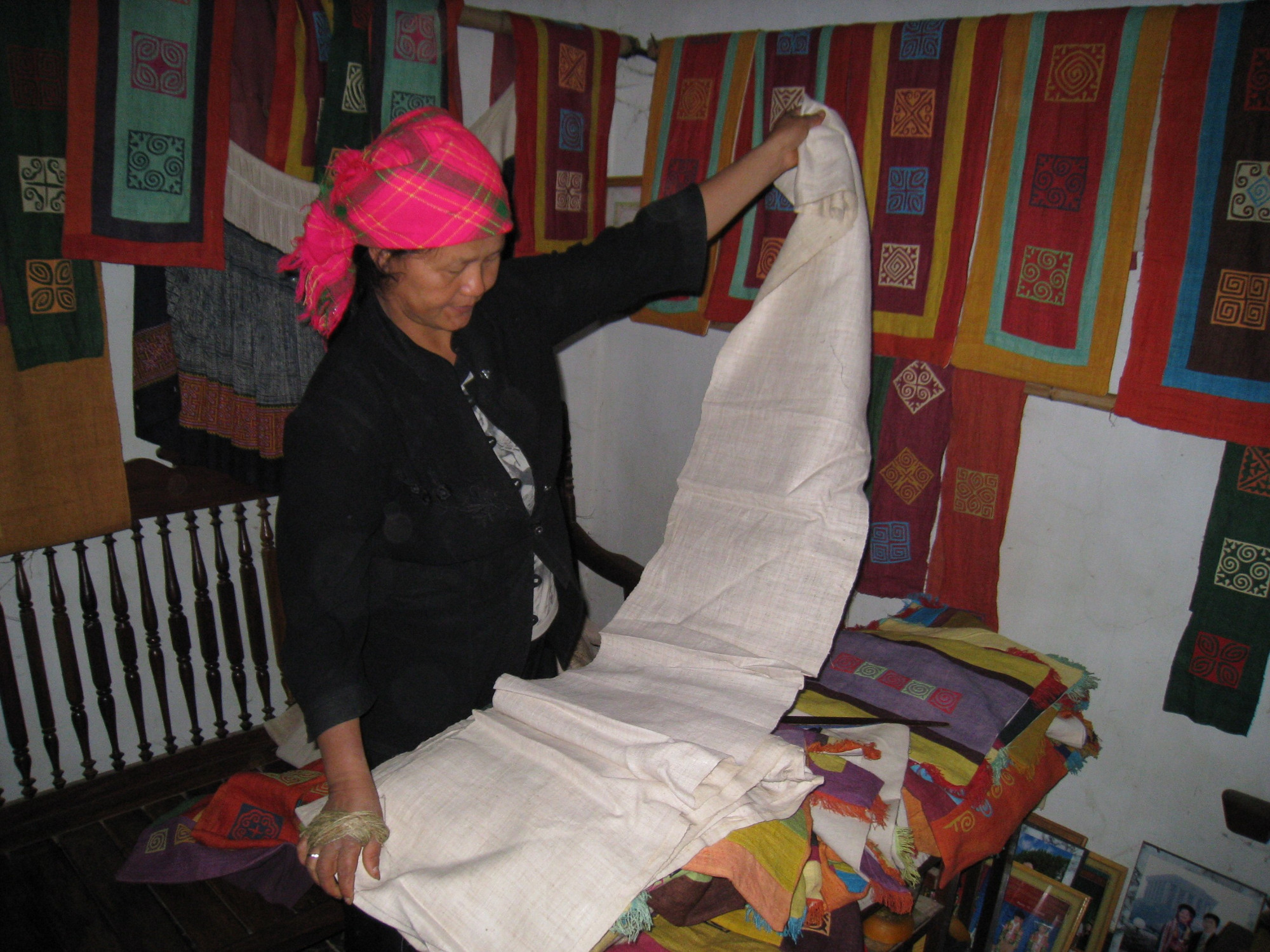 Những hoa văn đủ sắc màu trên thổ cẩm của người Mông. (Ảnh: T.H/Vietnam+)