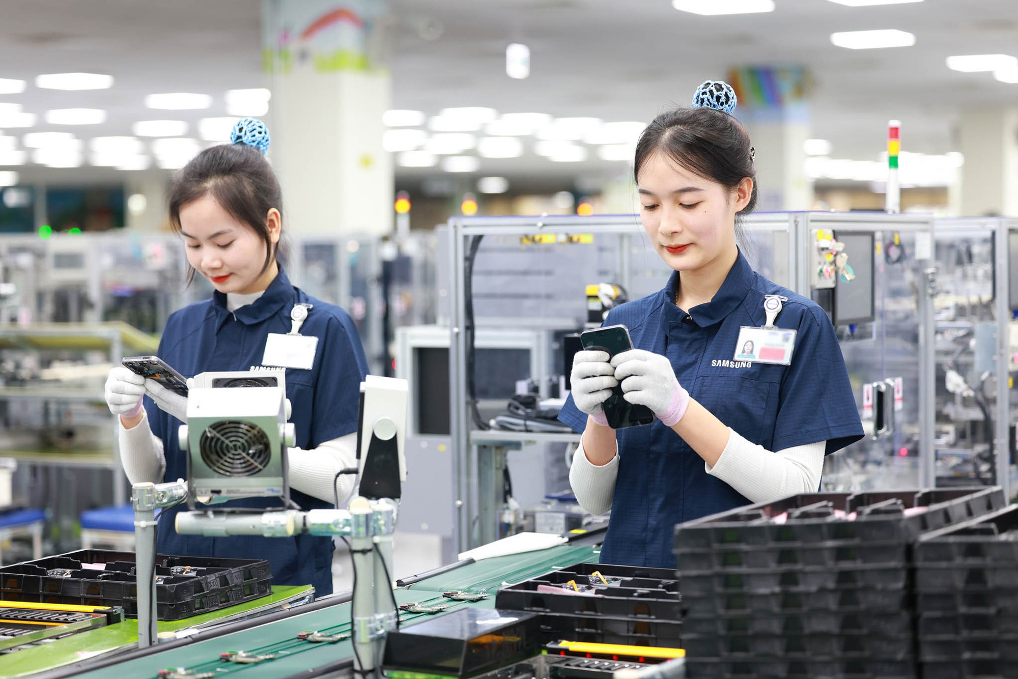 samsung-employees-are-working-on-the-production-line-5.jpg